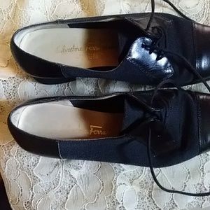 Size 9 Salvatore Ferragamo w/laceup shoe strings
